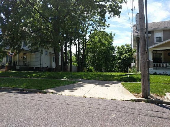 2nd image of 302 W Armstrong Ave