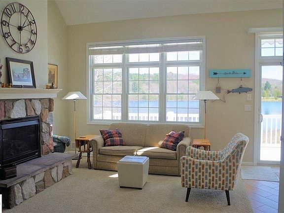 5th image of 2836 W Shore Dr