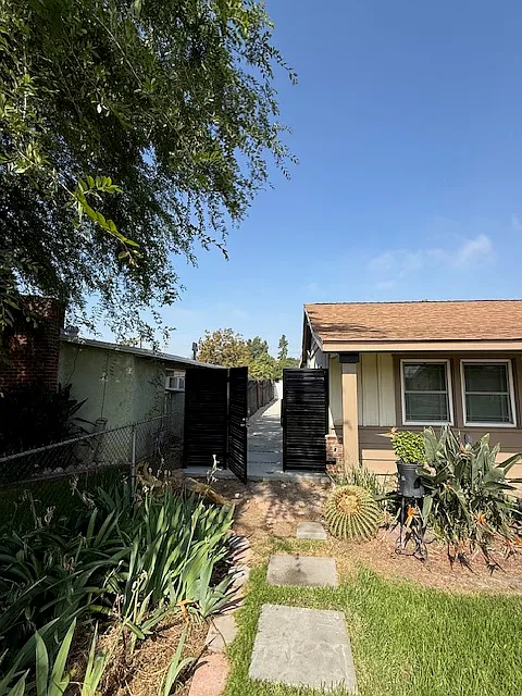 Building Photo - 403 S Aspan Ave