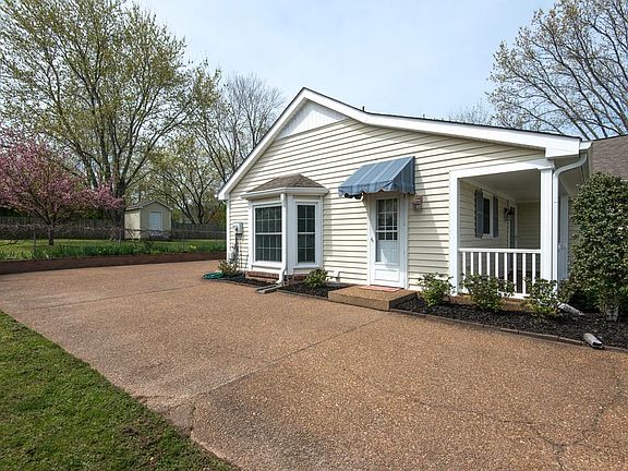 4th image of 965 Oak Meadow Dr