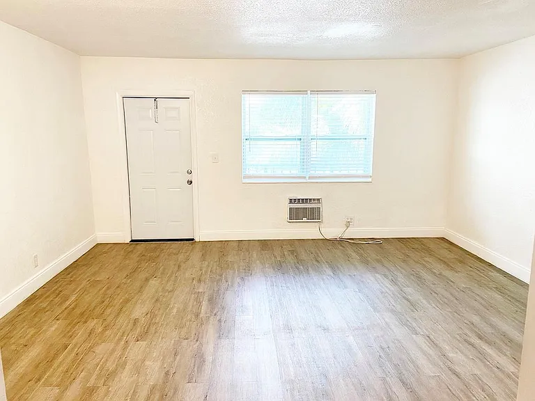 240 SW 8th St #3 — Photo 3