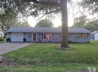 305 S 7th St, Wapello, IA 52653