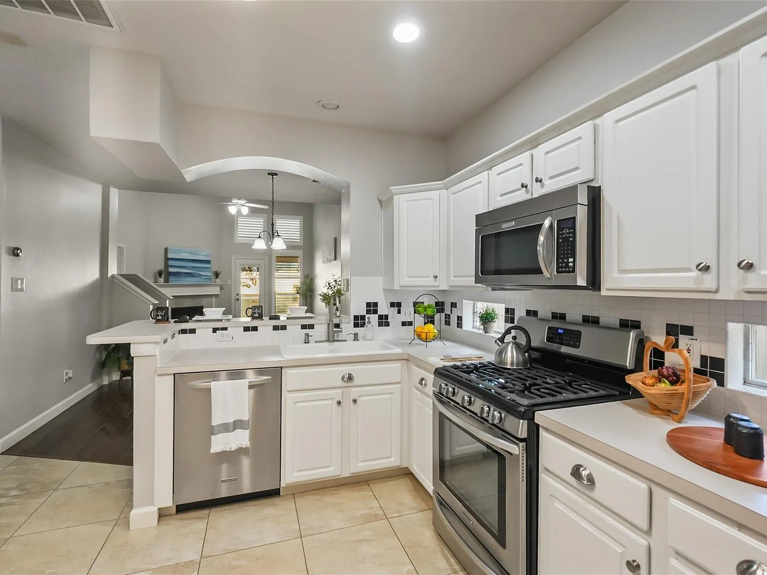 3 bed, 2.5 bath, 1804 sqft, $2,300 — Photo 4