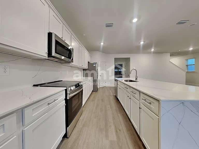 329 Armstrong Curv — Photo 3