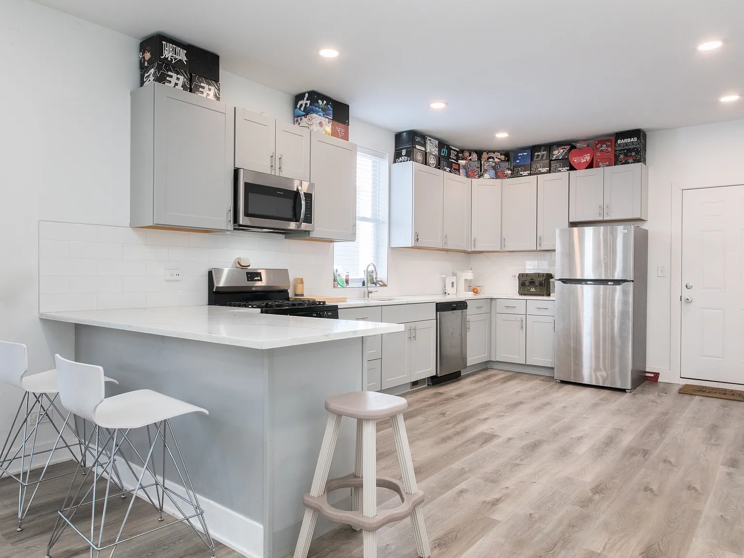 2 bed, 900 sqft, $2,300 — Photo 2