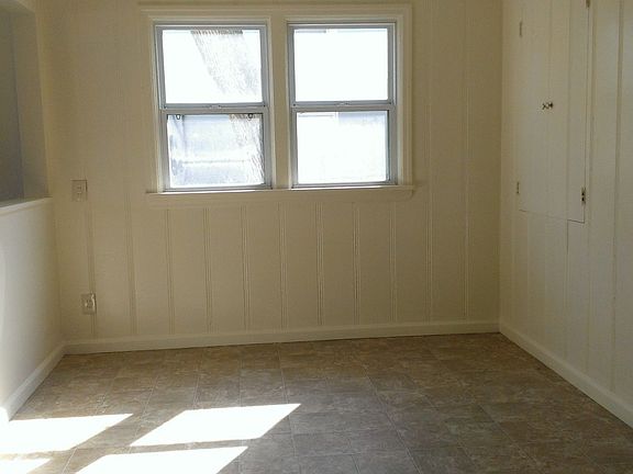 5th image of 2909 Endicott Ave