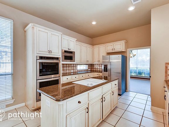 3rd image of 807 Oakcrest Ct