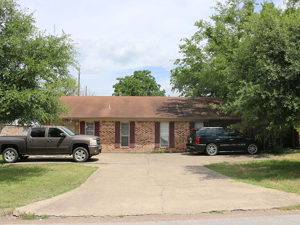 Wonderful location with easy access to Highway 6 and Blinn Jr College. Beautifully updated duplex Available Aug 1, 2026. $900/month