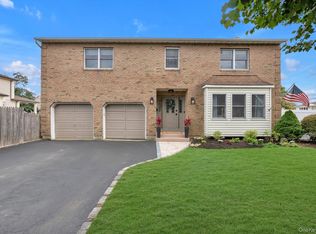 2084 Manfield Ave, Merrick, NY 11566