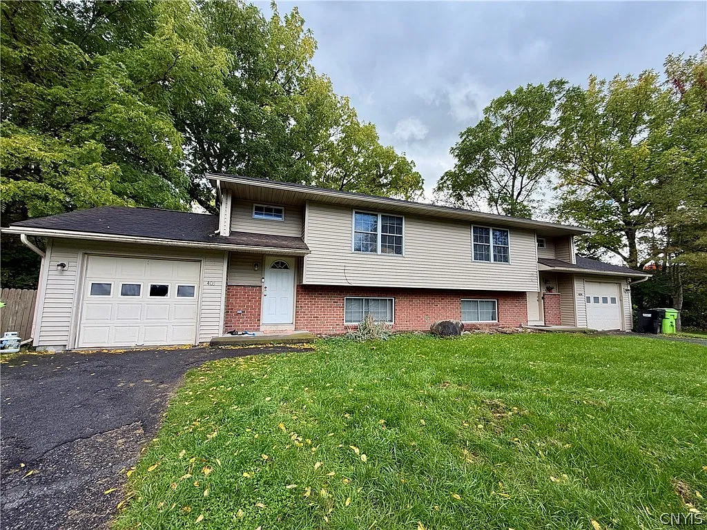 2 bed, 1.0 bath, 2498 sqft, $1,700 — Photo 1