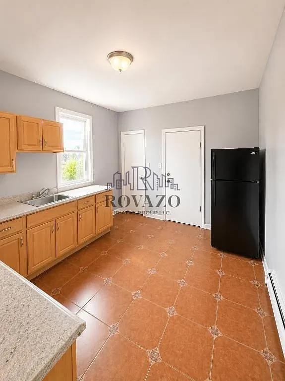 3 bed, 700 sqft, $1,800 — Photo 2