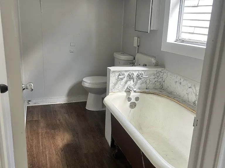 415 Moss St — Photo 11