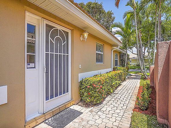 5th image of 5215 Grande Palm Cir