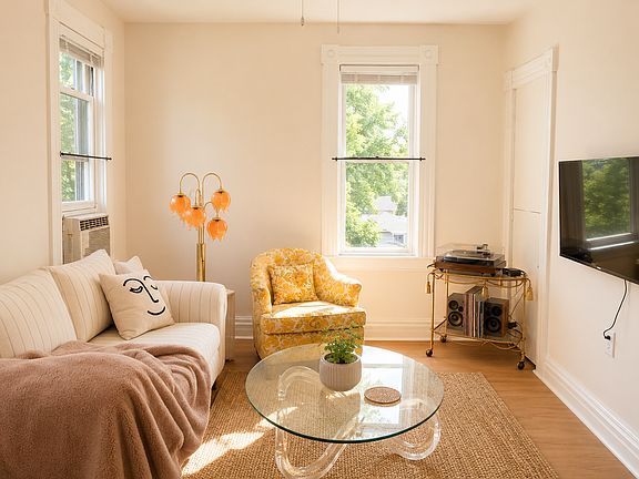 3rd image of 821 W Liberty St #2