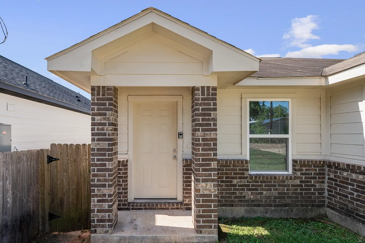 3 bed, 1064 sqft, $1,395 — Photo 2