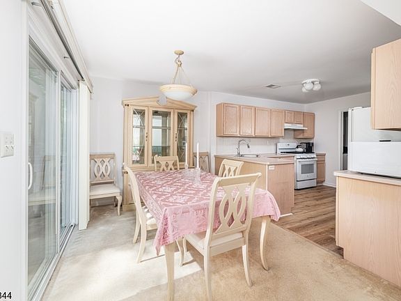 4th image of 19 Sweetwater Ln