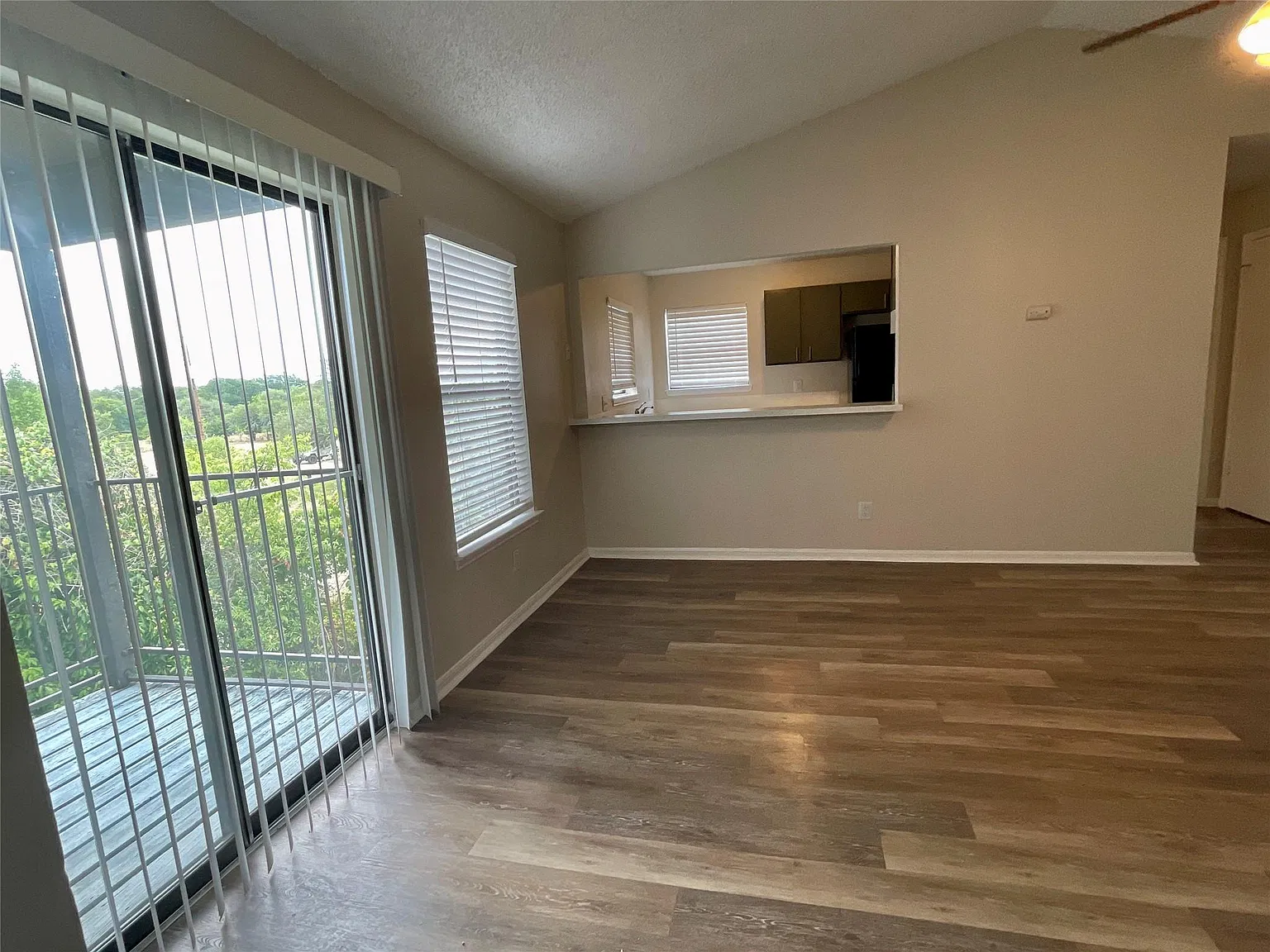 2 bed, 2.0 bath, 972 sqft, $950 — Photo 3