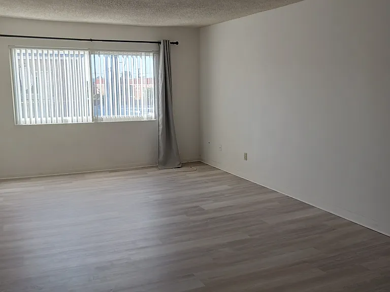 407 Living Room Top Floor Unit