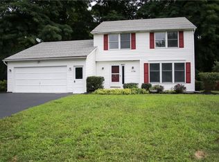 1136 Woodbridge Ln, Webster, NY 14580