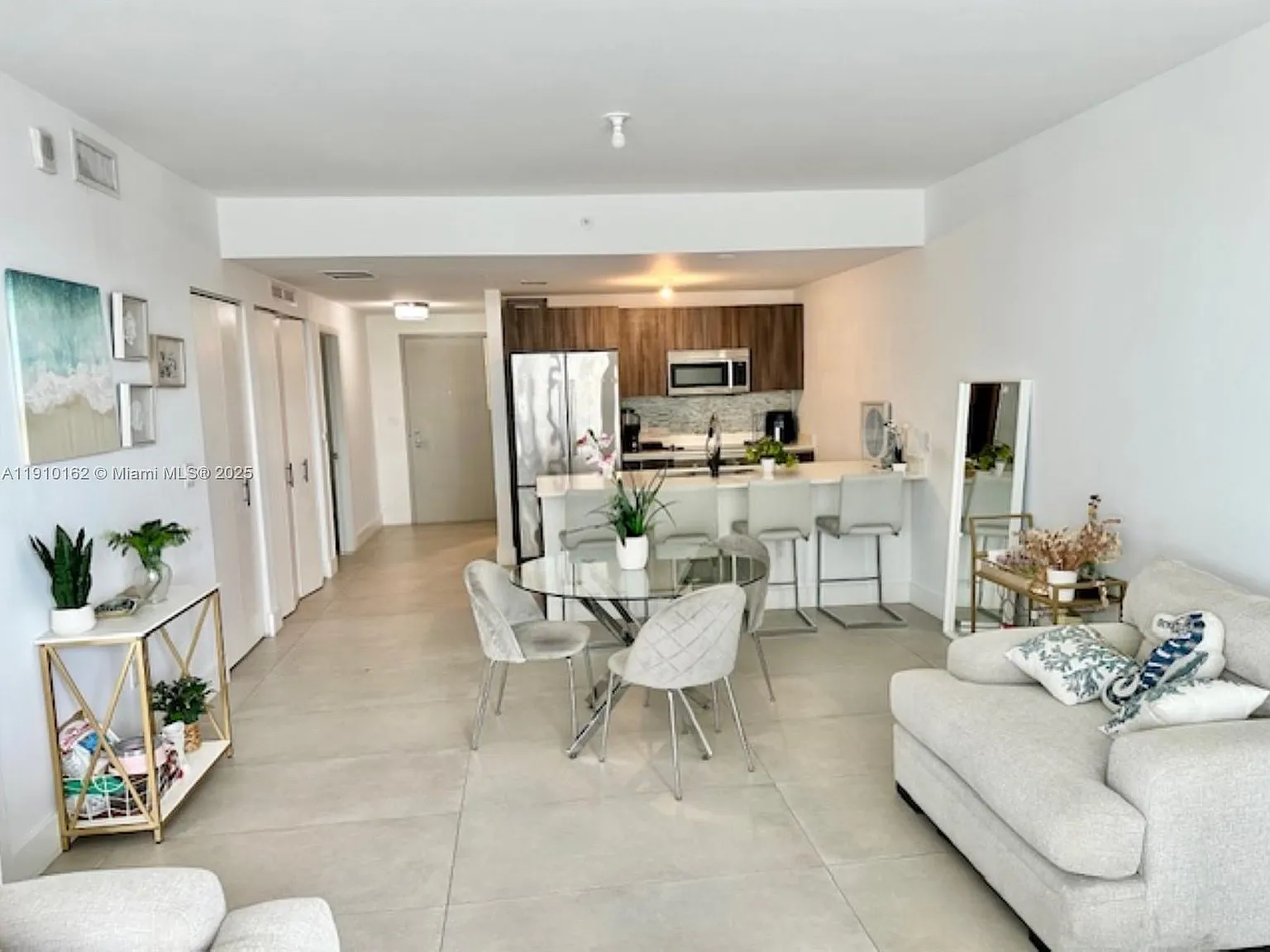 1 bed, 979 sqft, $3,600 — Photo 3