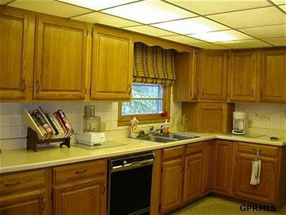 3rd image of 8821 Blondo St