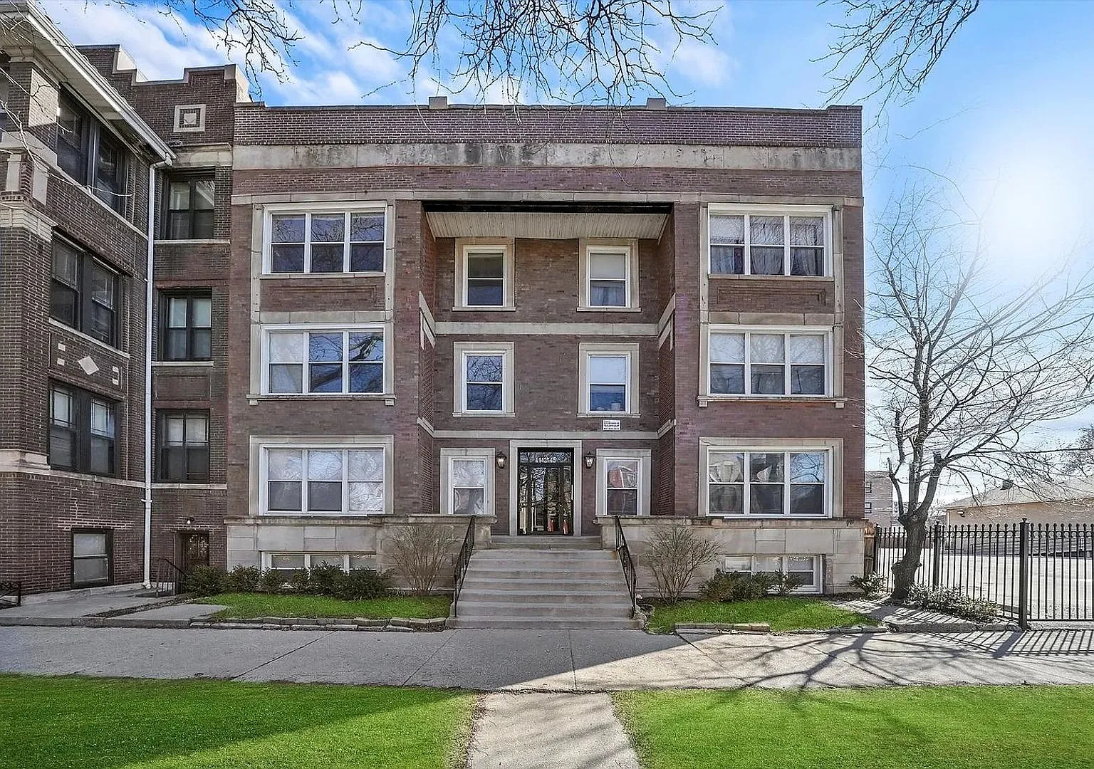 Spacious 3 Bed / 2 Bath in Bronzeville | In-Unit Laundry + Enclosed Parking — Photo 1