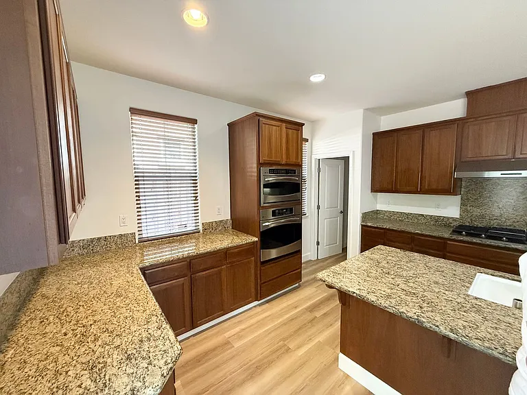 2327 Capistrello St — Photo 4