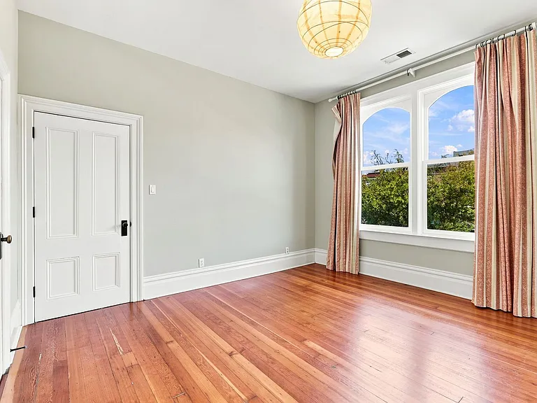 2570 Folsom St — Photo 25