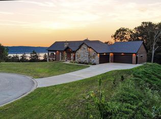 1597 Bluff Hollow Trl, Hazel Green, WI 53811