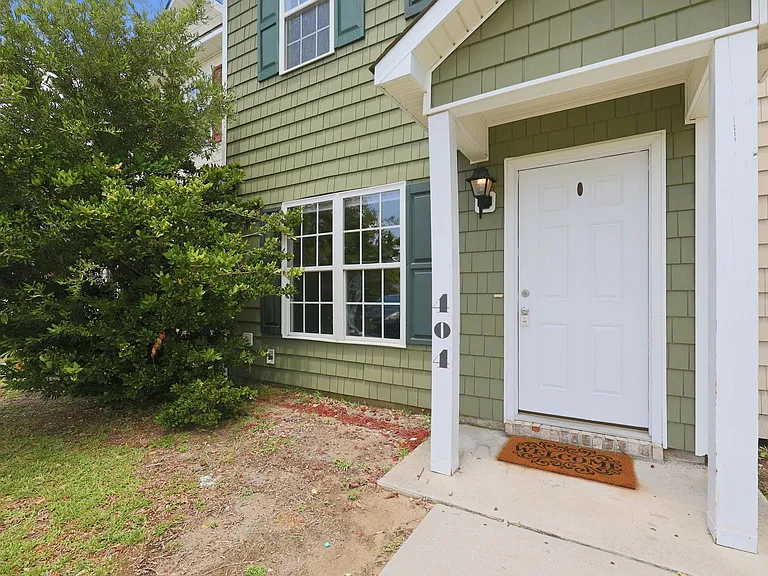 404 Springwood Dr — Photo 4