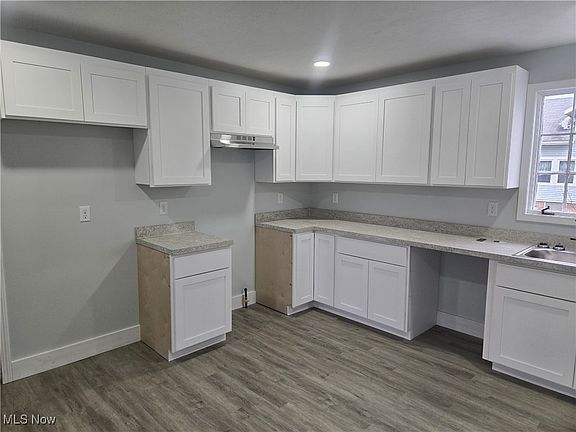 3rd image of 504 E Herrick Ave