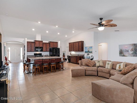 4th image of 563 Alesio Ave SE