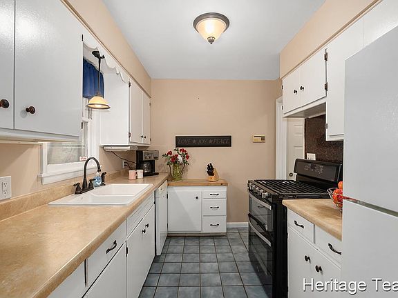 3rd image of 1343 Blossom St SE