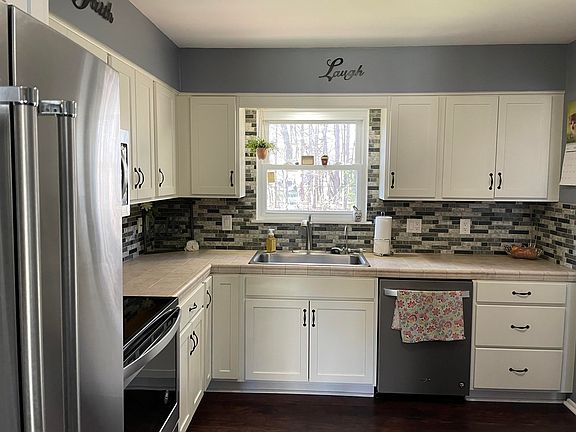 5th image of 263 Bradley St