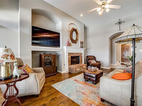 4th image of 203 Foxdale Ln