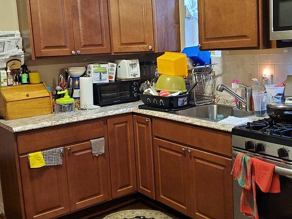 4th image of 18517 Dunlop Ave