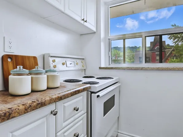 Granite Manor Apartments, 36 Herkimer St, Hamilton, ON L8P 2G4