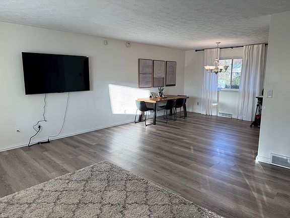 4th image of 2384 Edgewood Dr