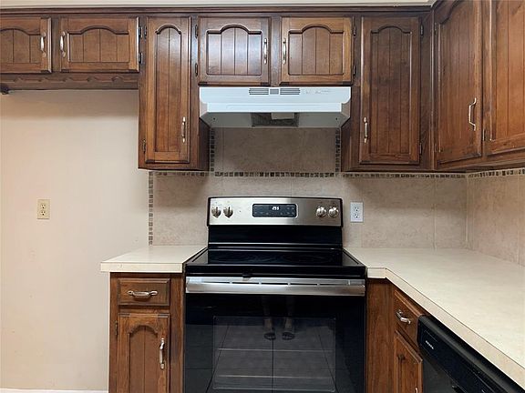 4th image of 100 Lakeway Dr
