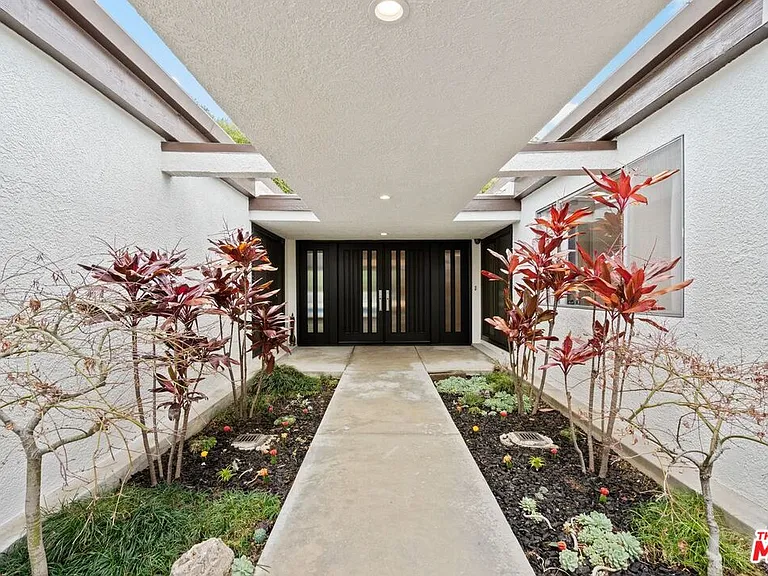 3135 Chandelle Rd — Photo 3