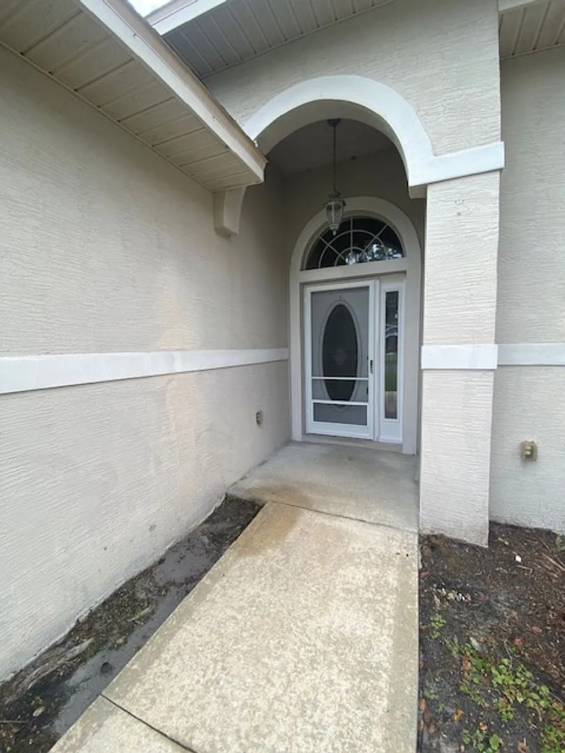 Like-New 4/2/2 with Screened-In Porch & New Carpet! — Photo 2