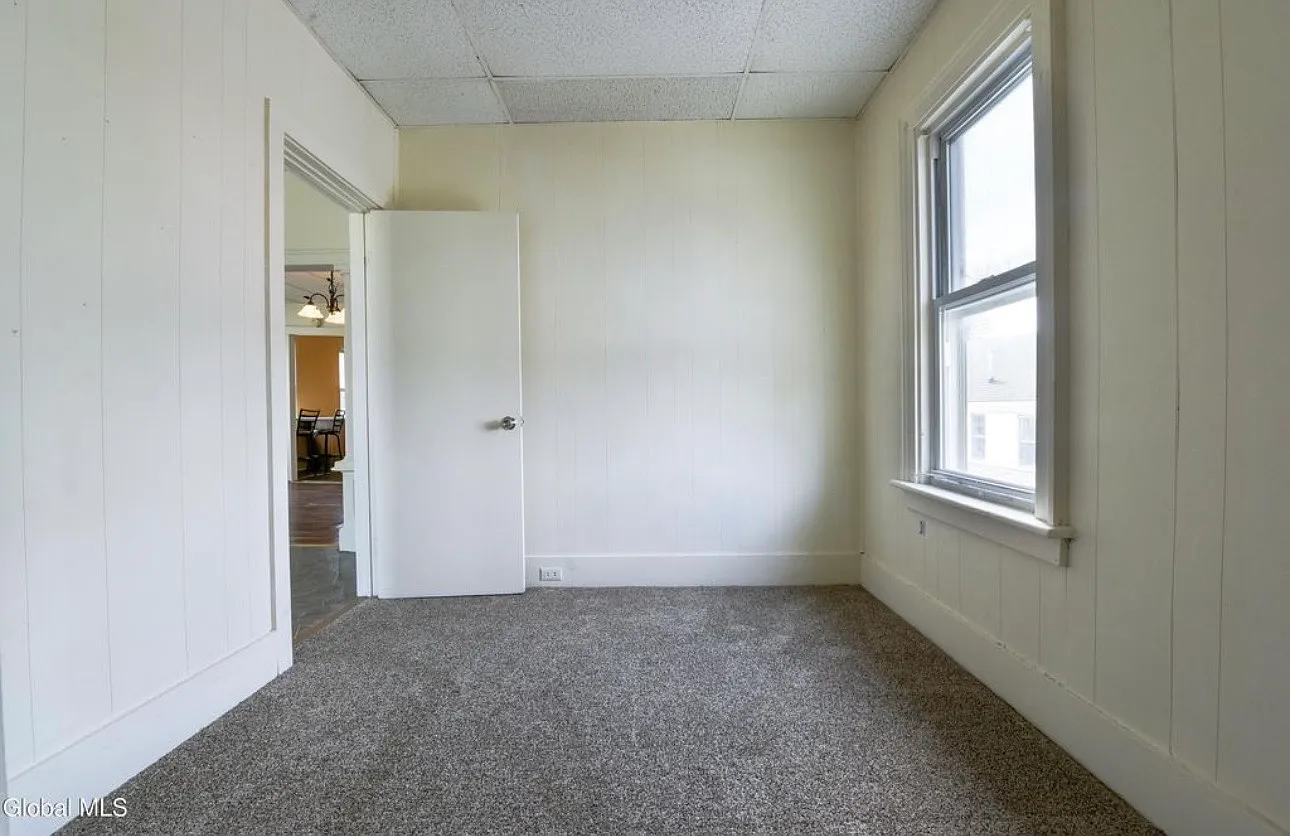 3 bed, $1,300 — Photo 4