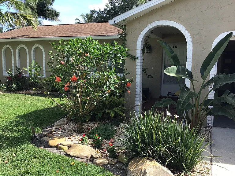 833 Berkshire Dr — Photo 2