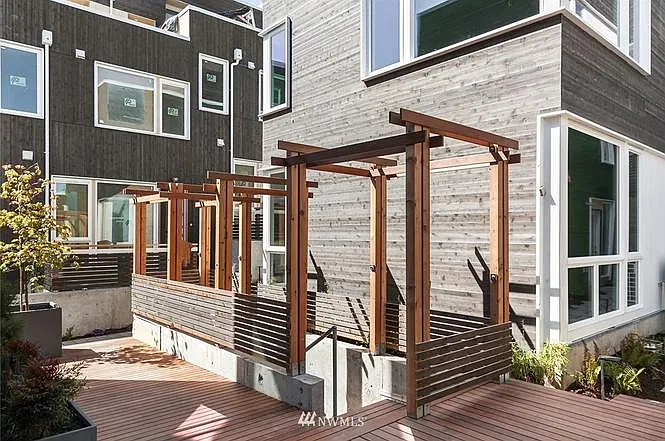 428 W Barrett St — Photo 14