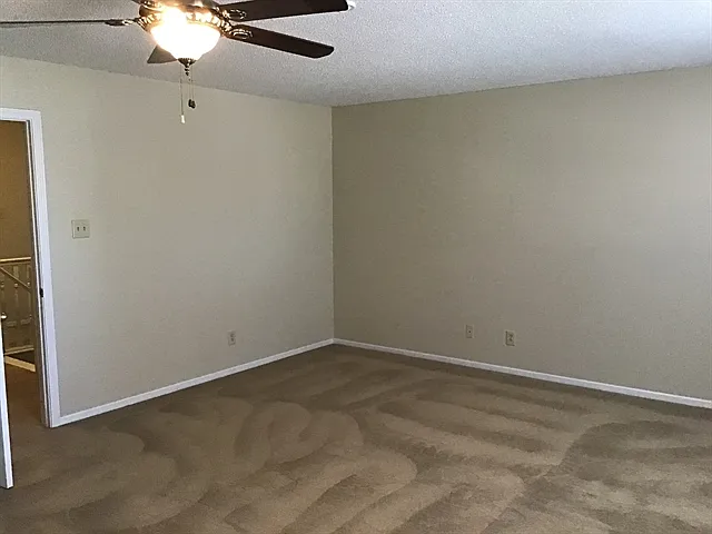 1909 Southernwood Ln — Photo 10