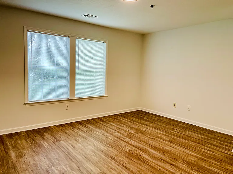 New London Apartments — Photo 18