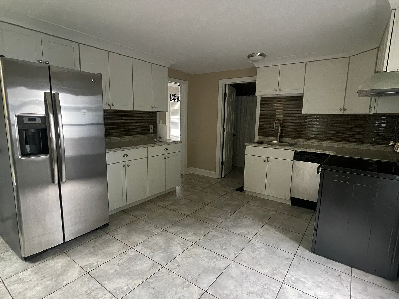 4 bed, 2318 sqft, $3,450 — Photo 2