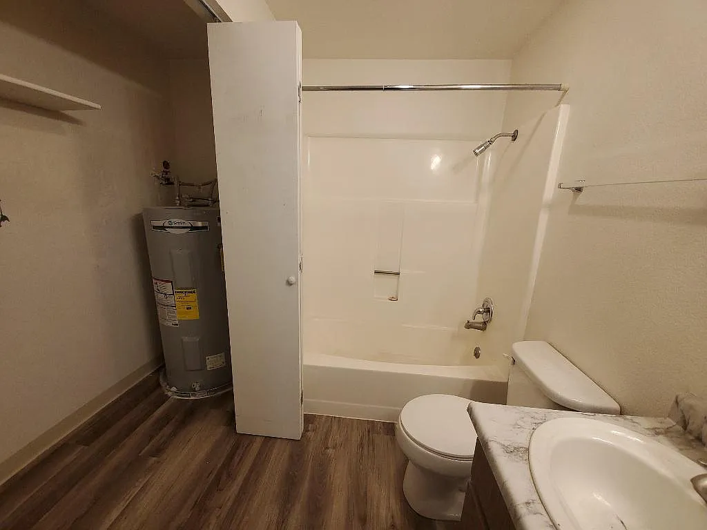 2 bed, 1.0 bath, 896 sqft, $1,225 — Photo 4