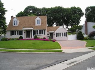 2 Winthrop Ave, Syosset, NY 11791