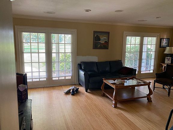3rd image of 811 Jewel St